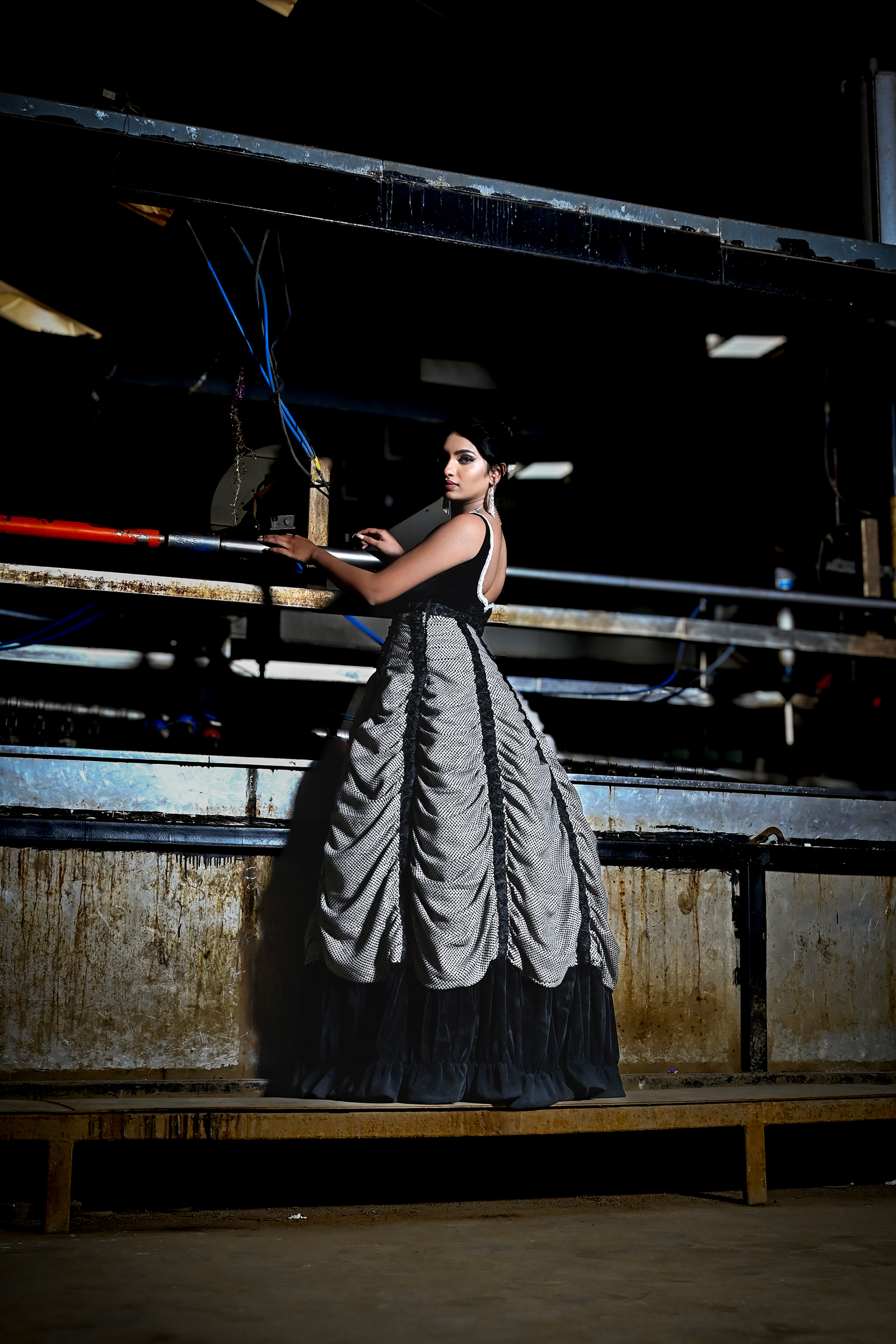 Wavy Vintage Ball Gown - Image 4